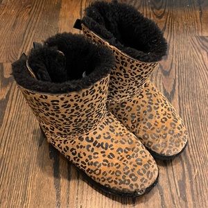 Ugg leopard cheetah bailey bow girls size 3 🐆🐆🐆